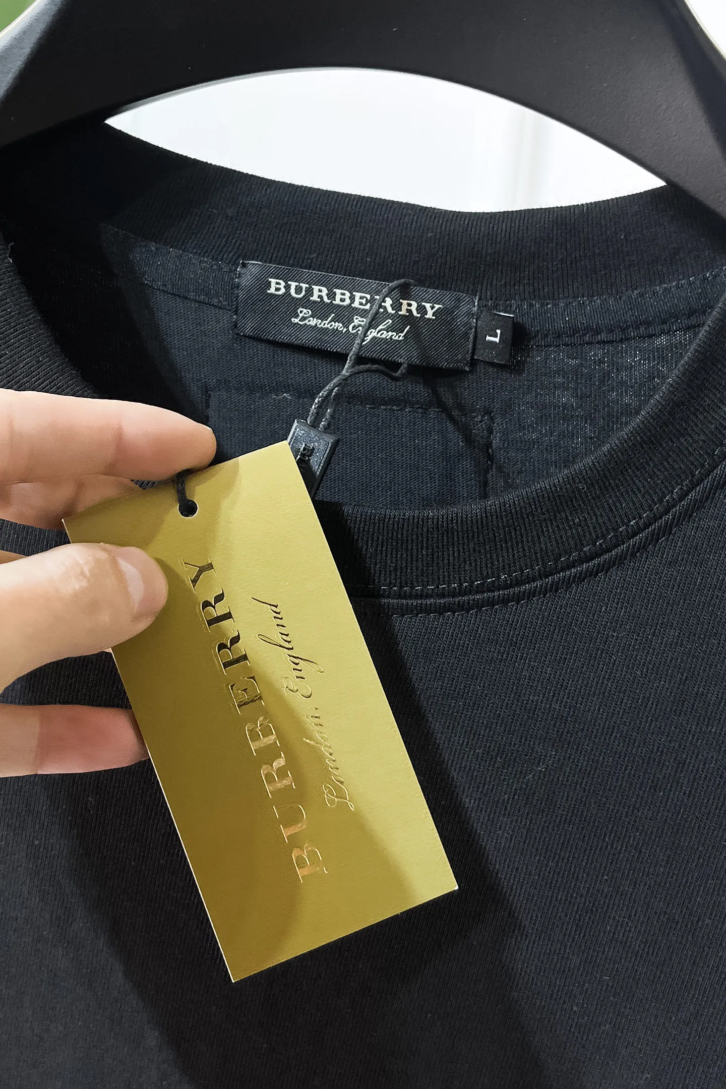 P130🔥🔥Burberry - 2026ss Year of the Horse Spring and Summer premium short-sleeved T-shirt. Official website synchronization Premium Quality Customized top-grade Xinjiang long-staple cotton fabric, 1:1 production by top manufacturers, fashionable brand heavy craftsmanship logo design, soft and delicate feel. Skin-friendly and comfortable to wear. Versatile casual upper body is very good. Handsome, a must-have for trendy men. Size: M-3XL, can wear up to 200 pounds!
